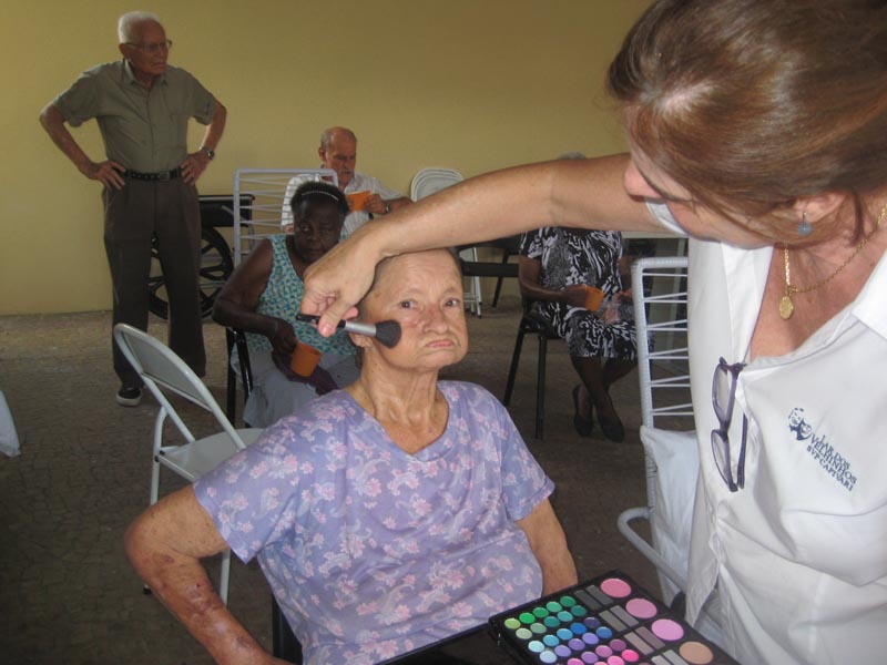 Leia mais sobre o artigo Moradores do Lar dos Velhinhos tem tarde da beleza no Dia Internacional da Mulher