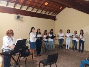 Read more about the article Coral Dra. Elizaete Arona – Homenageia as mães do Lar dos Velhinhos