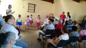 Read more about the article Alunos da Educação Infantil da escola EAC visitam o Lar dos Velhinhos