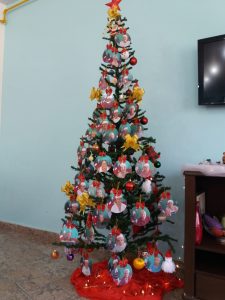 Read more about the article Decoração da Árvore de Natal no Refeitório feita pelos Idosos do Lar