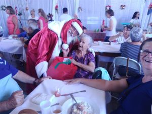 Leia mais sobre o artigo Almoço de Confraternização Familiares Idosos, Voluntários e a chegada do Papai Noel