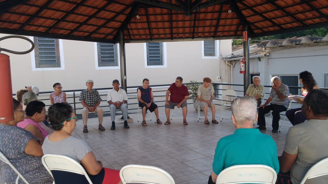 Leia mais sobre o artigo Dia de alongamento dos moradores do Lar dos Velhinhos com a Terapeuta Ocupacional