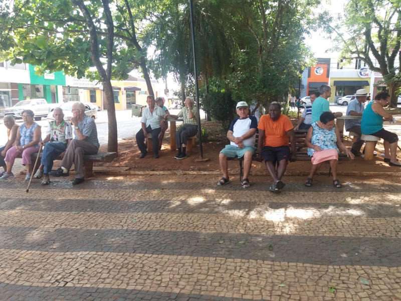 Leia mais sobre o artigo Idosos passeiam na Praça Central de Capivari com direito a Sorvetes