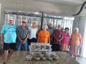 Read more about the article Moradores do Lar dos Velhinhos produzem Bolos de Pote de Chocolate em comemoração a Páscoa