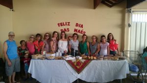 Leia mais sobre o artigo Grupo de Amigas e Voluntários do Lar dos Velhinhos realizam café da tarde em homenagem ao dia das mães