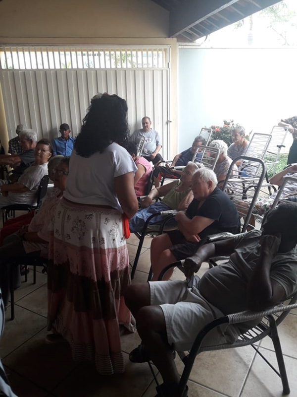 Leia mais sobre o artigo Em comemoração ao dia das mães neste dia 11/05/2019 estiveram aqui na Instituição as contadoras de história Bebel e Telma Salvcador