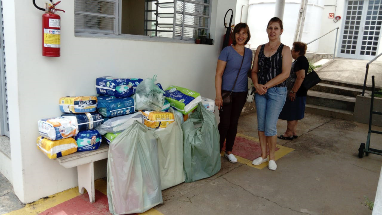 Leia mais sobre o artigo Família da Sra. Julieta Mori Piccinin entregam doações de Fraldas
