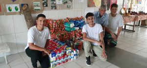 Leia mais sobre o artigo Alunos da Escola Maria Escola Maria Januária Vaz Túccori de Capivari, entregam doações arrecadadas em um campeonato