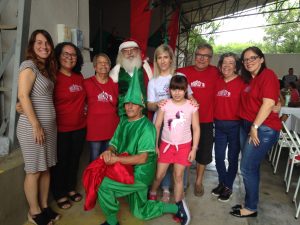 Leia mais sobre o artigo Almoço de Confraternização, familiares, moradores, voluntários e diretores. E a chegada do Papai Noel