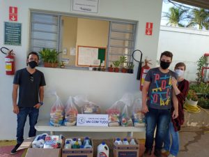 Leia mais sobre o artigo Escola de Samba Vai com Tudo e+10 entregam doações de alimentos e produtos de limpeza
