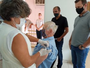 Read more about the article Moradores e Colaboradores são imunizados contra a COVID-19