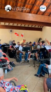 Leia mais sobre o artigo Banda Euclides Colaneri faz apresentação no Lar dos Velhinhos de Capivari