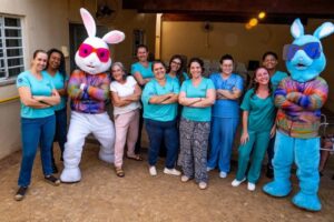 Leia mais sobre o artigo Coelhinho da Páscoa Visita o Lar dos Velhinhos SVP de Capivari