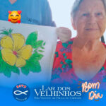 Atividades Moradores – Ana Pintando Guardanapo